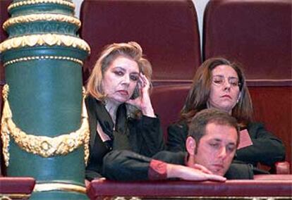 La madre y la viuda de José Couso, ayer en la tribuna del Congreso durante el debate del pleno.