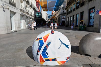 Bloque de cemento pintado con los mismos motivos de los bolardos de otras calles de la capital. JESÚS H.