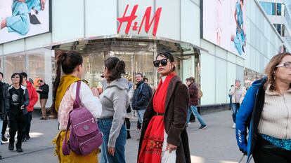 Mujeres a la entrada de una tienda H&M en Toronto (Canadá)