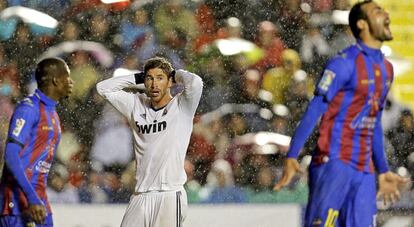 Sergio Ramos se lamenta de una ocasión fallada.