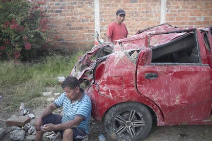 Sergio Pinocho. 30 años. Fue a la playa con su familia y se hospedaron en Hotel Mister John que se derrumbó por completo. “En dos o tres segundos todo se vino abajo, sonó como un rayo fuerte y todo se acabó”, dice este joven que no pudo sacar a dos familiares suyos que hoy se cuentan entre los muertos. “Pedíamos auxilio y en ese momento todos quedamos enredados. No sé cómo salí vivo, solo vine a buscar felicidad y paz”.