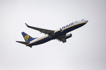Un avión de Ryanair, este jueves, despega del aeropuerto de Lavacolla-Rosalía de Castro.