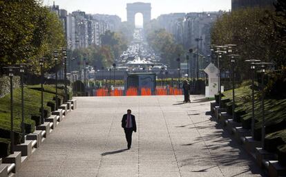El Arco del Triunfo visto desde el Arco de la Defense, en el distrito financiero de París. |