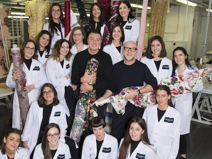 Domenico Dolce y Stefano Gabbana junto a las costureras de su taller.