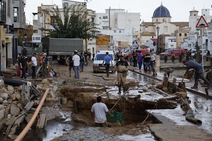 Vecinos y efectivos de la UME trabajan en las labores de limpieza en Chiva, Valencia. 