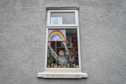 Jack Tucker, de siete años, coloca su arco iris en la ventana de su casa en Bedminster, Bristol. Era 1 de abril y la población del Reino Unido estaba confinada para frenar la propagación del coronavirus.