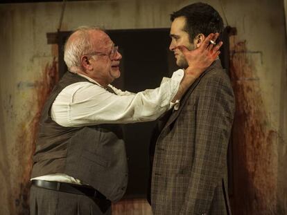 Juan Echanove, izquierda, y Ricardo Gómez, en una escena de 'Rojo', la obra de John Logan. 