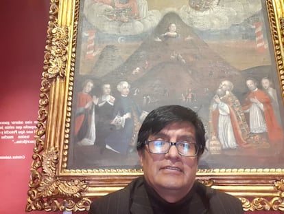 Autorretrato de Juan José Toro en el Museo Nacional de Arte, frente a un cuadro de la Virgen del Cerro.