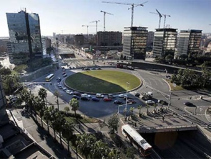 Una vista de la plaza de Cerdà y de las obras de soterramiento de la Gran Via.
