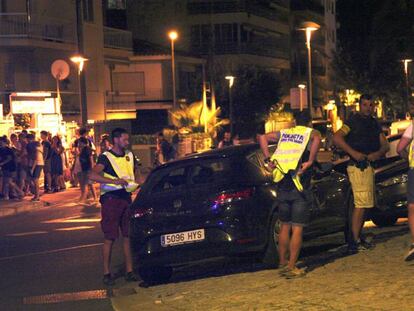 Agents de Mossos inspeccionen un vehicle.