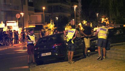 Agents de Mossos inspeccionen un vehicle.