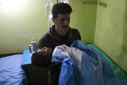 Un niño inconsciente es trasladado a un hospital tras un supuesto ataque químico en la ciudad de Jan Sheijun (Siria), controlada por los rebeldes al régimen de Bachar el Asad.