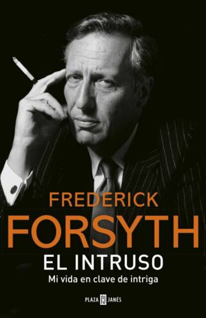 Portada de 'El Intruso', la autobiografía del escritor inglés Frederick Forsyth.