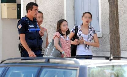 La policía escolta a los alumnos, cerca del banco donde un hombre ha tomado rehenes.