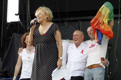 La alcaldesa de Madrid, Manuela Carmena, se dirige a los participantes en la manifestación del Orgullo en la plaza de Colón de Madrid.
