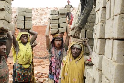 Mujeres trabajan en una fábrica de ladrillos en Narayangonj (Bangladesh).