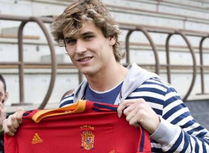 Llorente muestra la camiseta de la selección española.