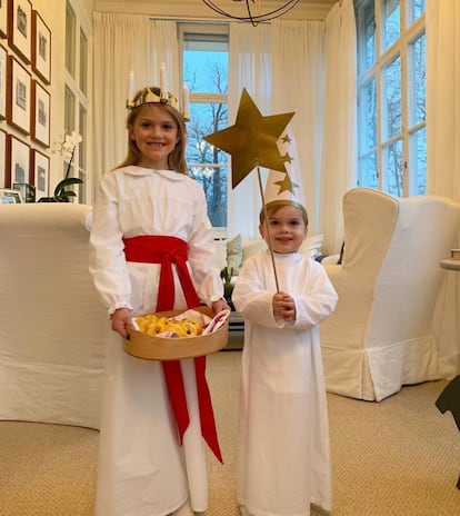 Los hijos de la heredera al trono de Suecia, la princesa Victoria, felicitan la Navidad desde su casa, vestidos con ropas típicas de la época. Estela, de seis años y segunda en la línea de sucesión al trono, y el pequeño Oscar, de dos, aparecen con coronas, lazos rojos y dulces típicos.