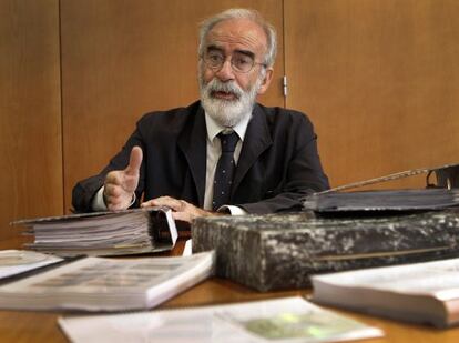 Ram&oacute;n Iglesias, con parte de la documentaci&oacute;n de su bodega que le han ido exigiendo durante tres a&ntilde;os.  