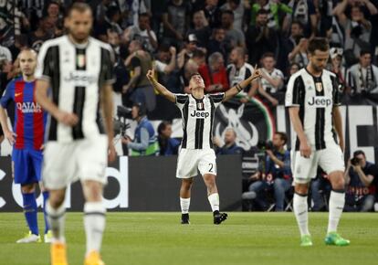 El jugador del Juventus, Paulo Dybala (c), celebra el primer gol del partido. 