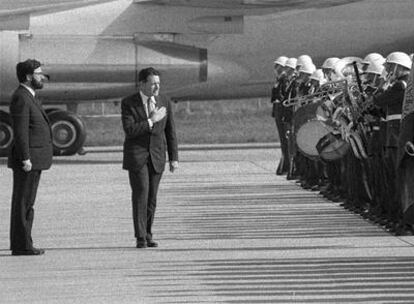 Imagen de marzo de 1983: Caspar Weinberger, secretario de Defensa de Estados Unidos, y Narcís Serra (a la izquierda), ministro de Defensa español, en el aeropuerto de Barajas.