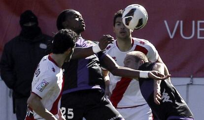 Manucho intenta controlar el bal&oacute;n ante dos rivales.