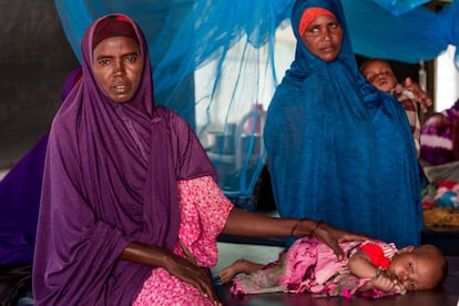 Dos mujeres cuidan a unos niños en el área pediátrica del hospital de Médicos sin Fronteras en el campo de Dagahaley. Desde que se abrió Dadaab en 1991, dos generaciones de niños ya han nacido aquí.