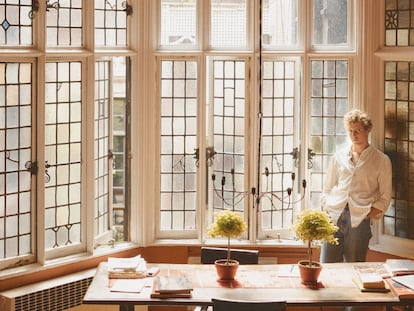 El interiorista Remy Renzullo en su casa de Nueva York. Un espacio totalmente decorado con antigüedades y obras de arte