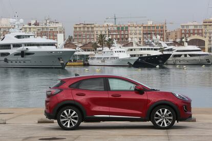 El Ford Puma, con un consumo combinado de 5,4-5,8 litros a los 100 kilómetros y unas emisiones de CO2 de entre 124 y 132 gramos por kilómetro, se ha ganado la etiqueta de ECO gracias a su sistema Mild Hybrid. ¿Qué significa eso? Que es el mejor aliado urbano para descubrir la ciudad.