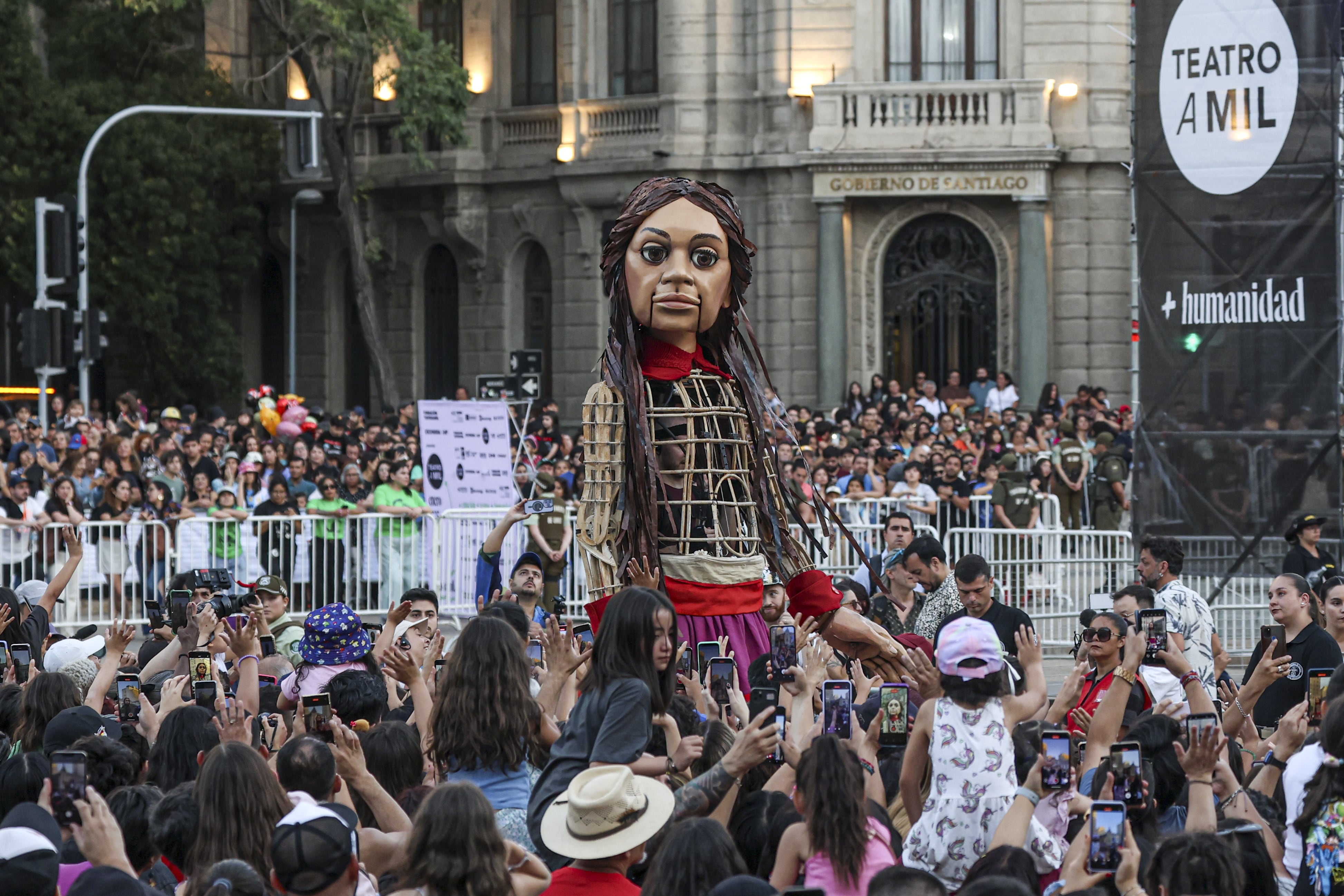 Teatro a Mil 2025: cartelera, programación y el recorrido de la marioneta gigante Amal en Chile