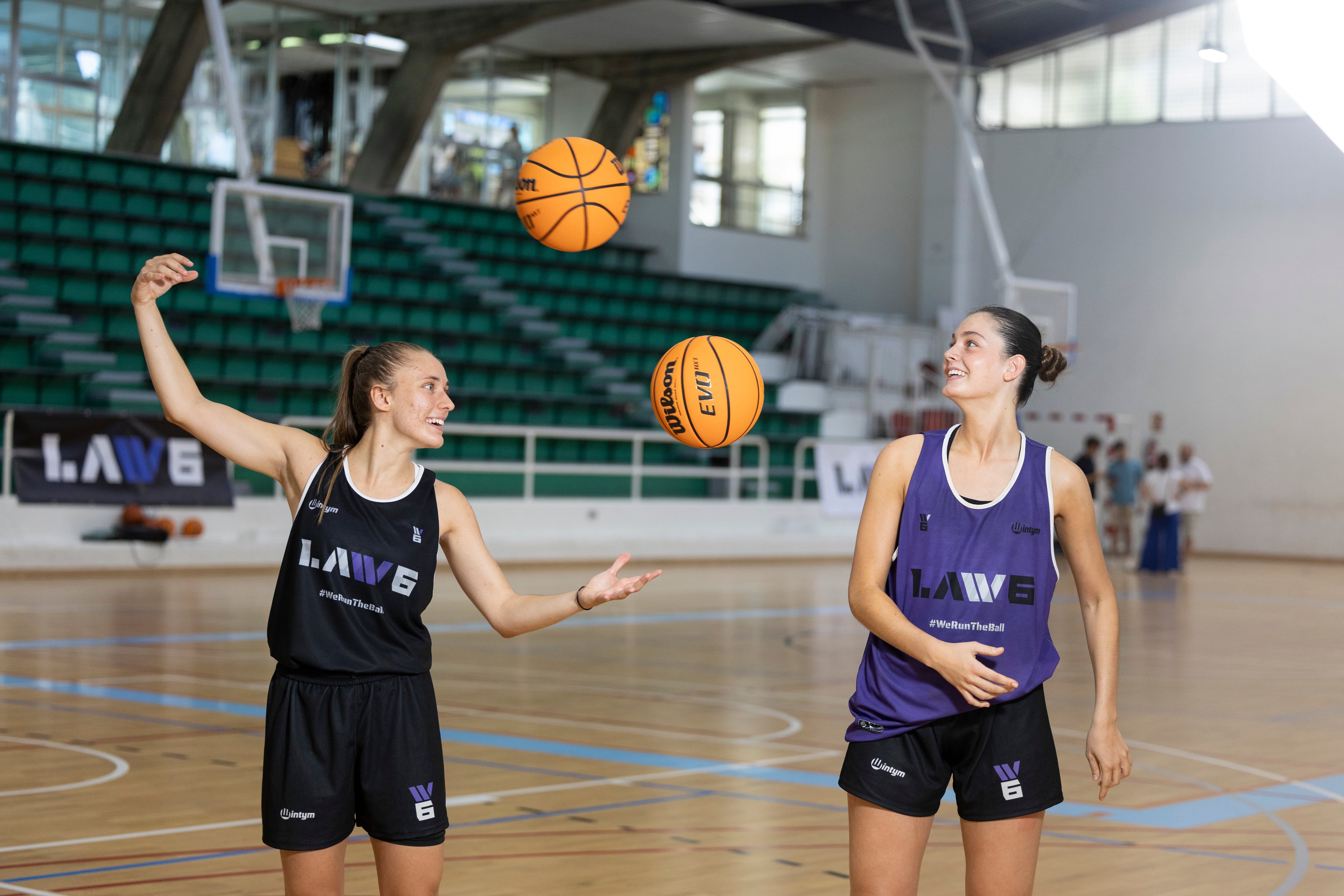 Entrenamiento de Laura Méndez, base del UFAB 49 de la liga francesa, y la joven promesa Martina Vizmanos en el Polideportivo La Salle de Barcelona.