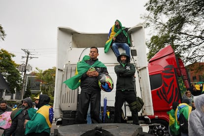 Estas protestas se suman a los diferentes bloqueos carreteros en los que seguidores de Jair Bolsonaro han provocado un caos vial desde el lunes. En la imagen, manifestantes sobre un camión a las afueras de un cuartel militar en São Paulo.