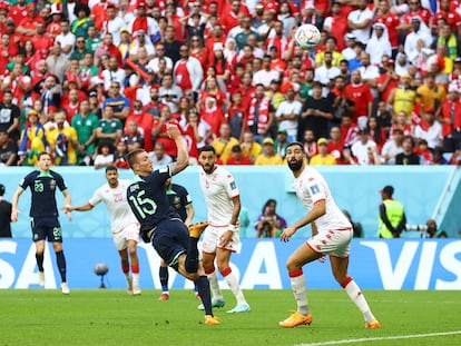 Mitchell Duke durante la acción de su gol en el partido de Australia contra Túnez, en el estadio Al Janoub este sábado.