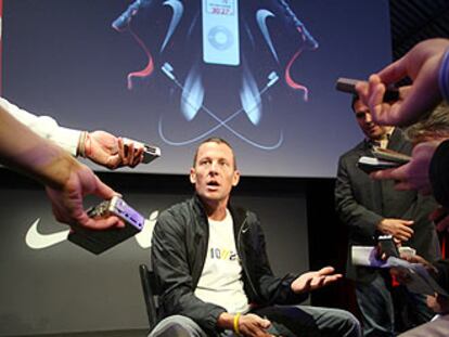 El ciclista Lance Amstrog muestra sus zapatillas Nike-Apple