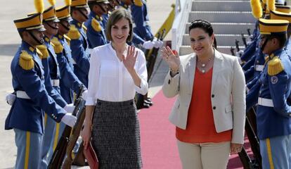 La reina Letizia a su llegada con la primera dama de Honduras, Ana Rosalinda García.