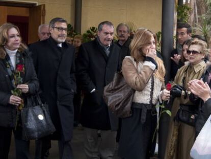 La viuda de Pepe Sancho, Reyes Monforte, rodeada de amigos y familiares.