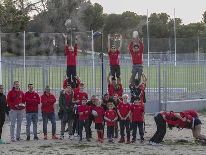 El Vallecas Rugby Union, ante el campo que permanece cerrado.