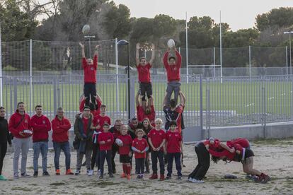 El Vallecas Rugby Union, ante el campo que permanece cerrado.