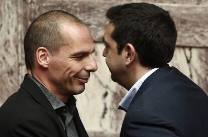 Varoufakis, ministro de Finanzas, y Tsipras, este martes en Atenas.