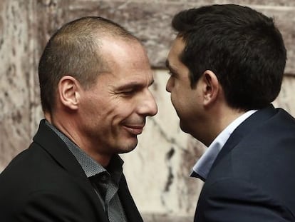 Varoufakis, ministro de Finanças, e Tsipras, na terça-feira em Atenas.