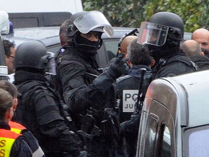 Miembros del cuerpo de élite de la policía francesa, antes del asalto.