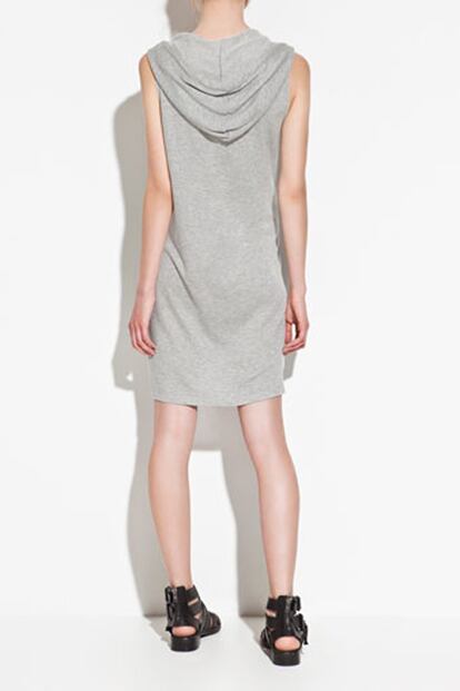 Vestido de algodón con capucha, en color gris. De Zara. (12,99 euros).