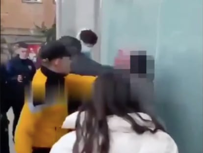 Varios jóvenes atacan en grupo a un menor en Barcelona.