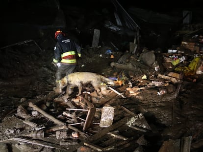 Los equipos de rescate, en los escombros que dejó un alud de lodo en Quito el lunes.