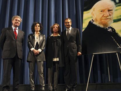 César Antonio Molina, Mercedes Cabrera, la viuda de Gómez, Enma Cohen y José Luis Rodríguez Zapatero, en el cine Doré de Madrid