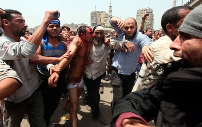 Manifestantes antimilitares detienen a uno de los agitadores (tercero por la izquierda) que les atacó durante los disturbios en el barrio de Abasiya.