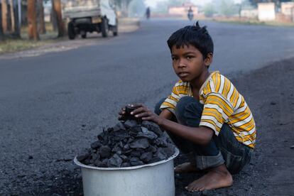 La llamada 'maldición de los recursos' condena a las comunidades locales a arriesgar sus propiedades y su salud en favor del interés nacional, según denuncia el Comité de Coordinación del Area Minera de Jharkhand (JAMACC).