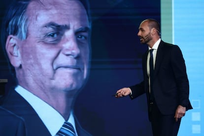 Eduardo Bolsonaro, junto a una imagen de su padre, Jair Bolsonaro, en un acto en Buenos Aires (Argentina), en diciembre de 2024. 