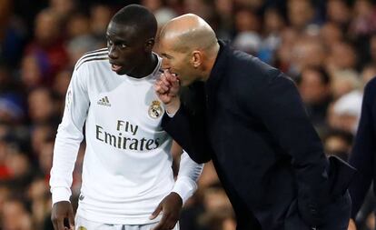 Zidane charla con Mendy durante el partido ante el Athletic.