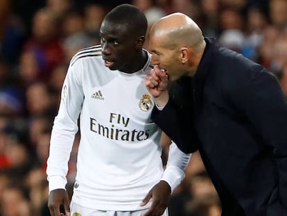 Zidane charla con Mendy durante el partido ante el Athletic.